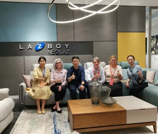LAZBOY(中国)事业部总经理陈鑫先生和国际总裁一行人合影